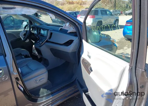 2019 Toyota Sienna Xle 8 Passenger z USA, uszkodzony, nr VIN 5TDYZ3DC6KS970336